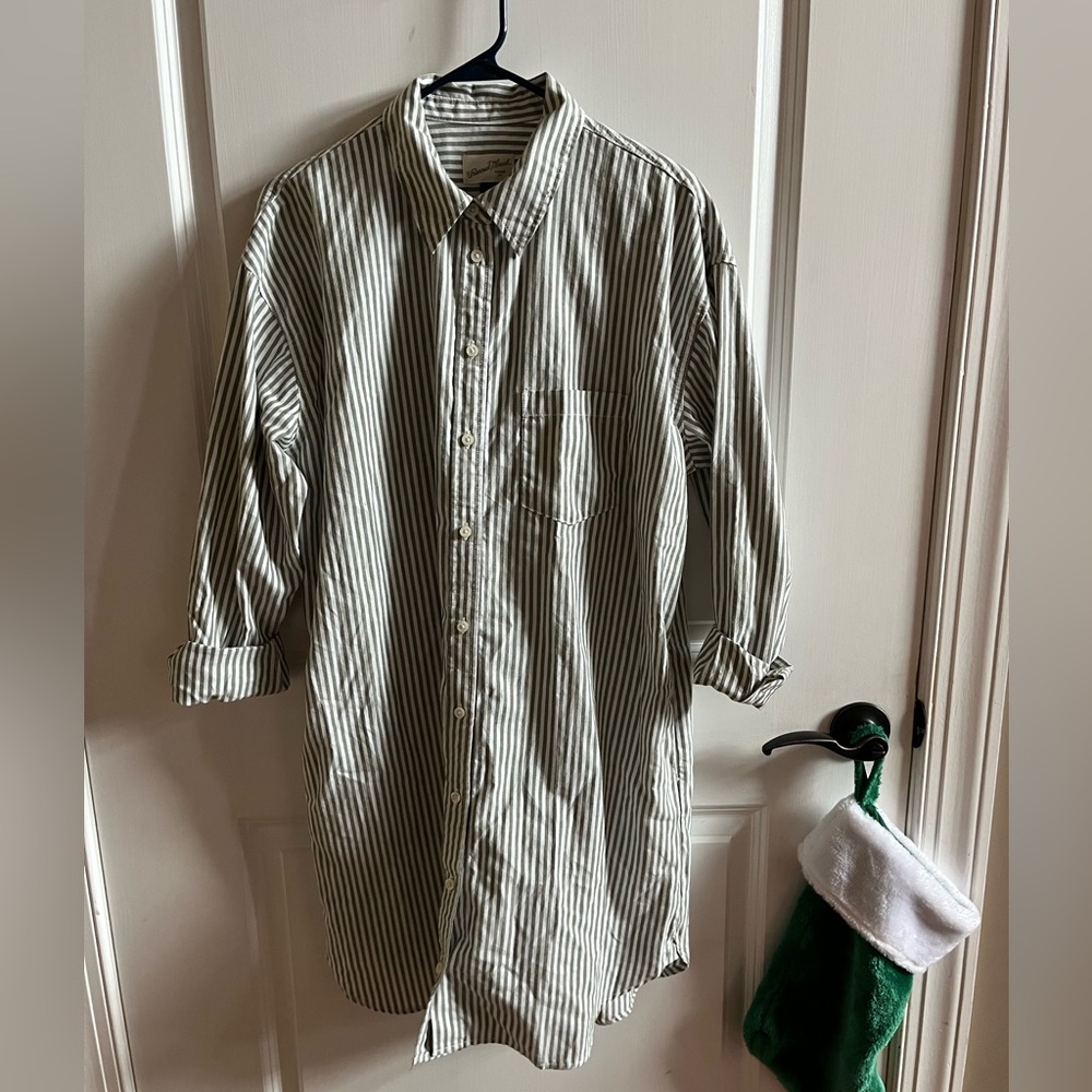 NWT Women’s Universal Thread Green and White Oversized Striped Shirt, Size M